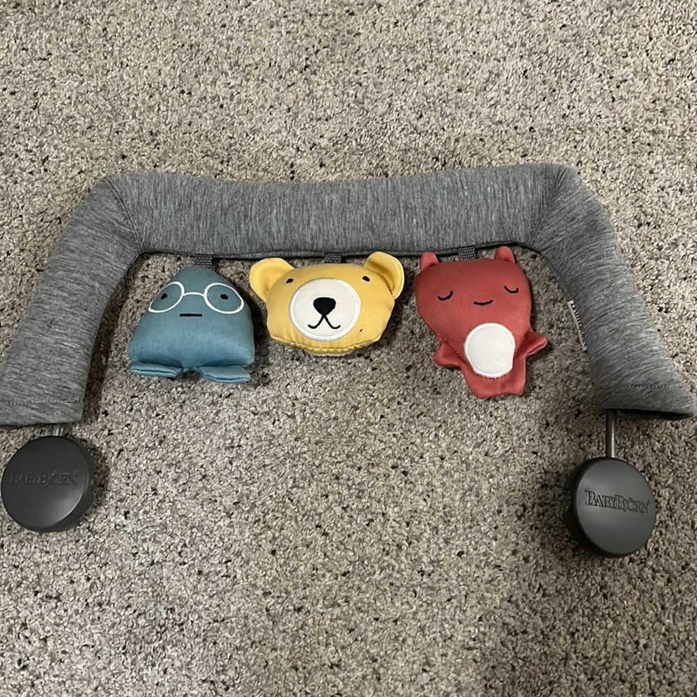 BABYBJÖRN Soft Friends Toy Bar in Light Grey